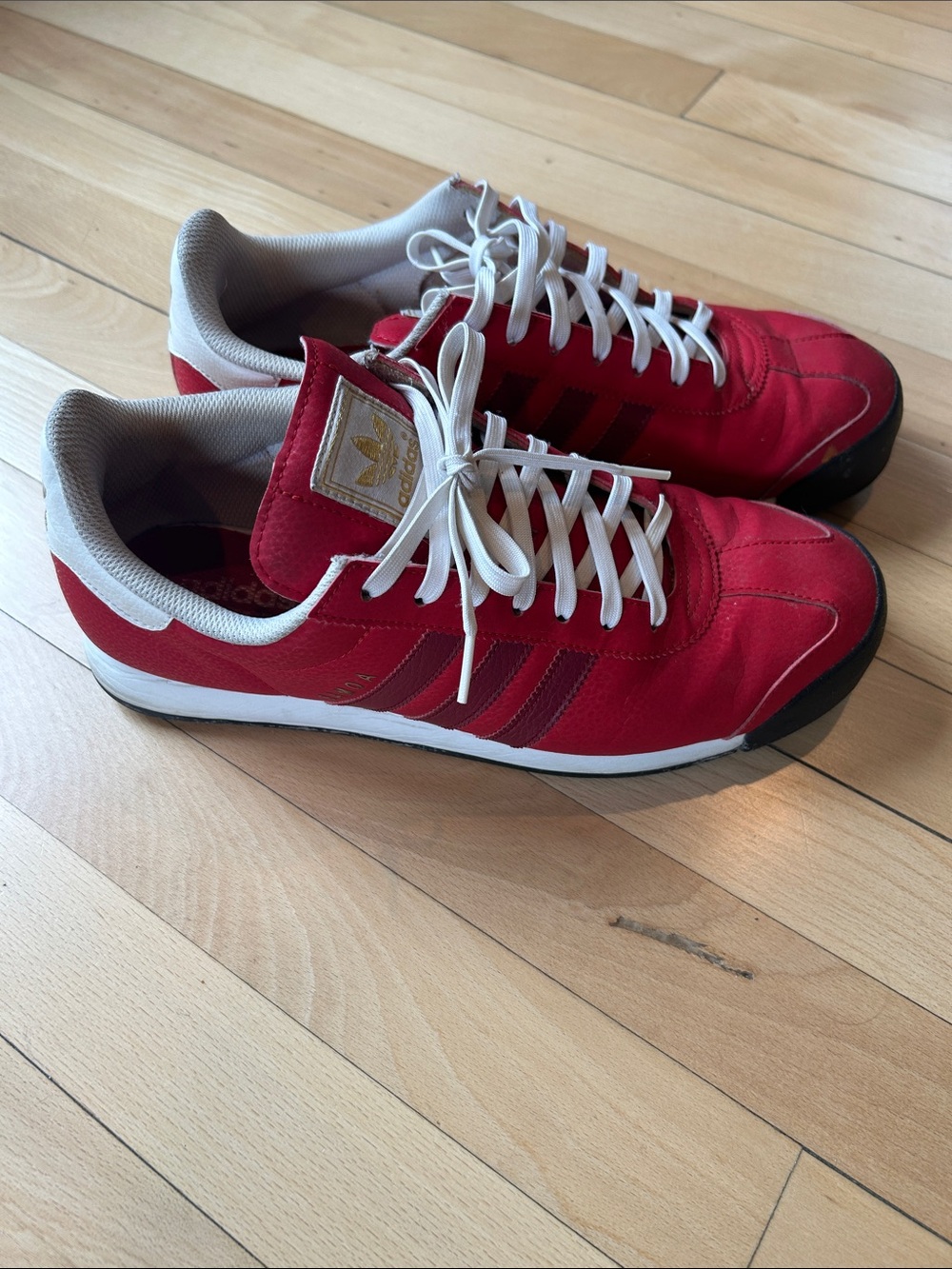 🔥 Adidas Samoa Red & White Men’s Sneakers – Size 10.5 🔥